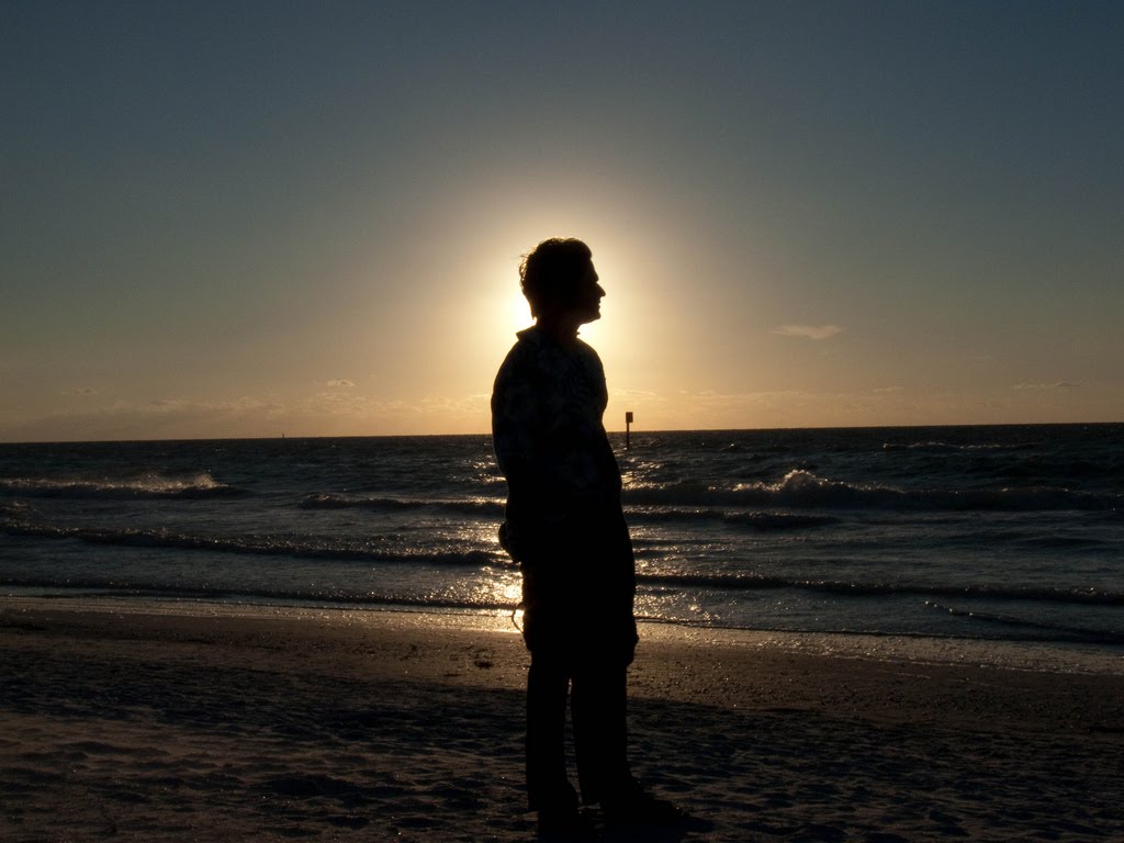 hombre solo mirando el mar
